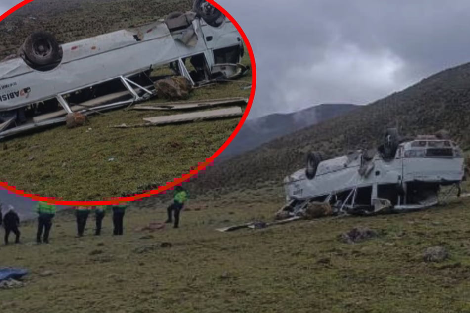 Der Reisebus kam von einer Straße ab und überschlug sich. Mindestens neun Menschen starben.