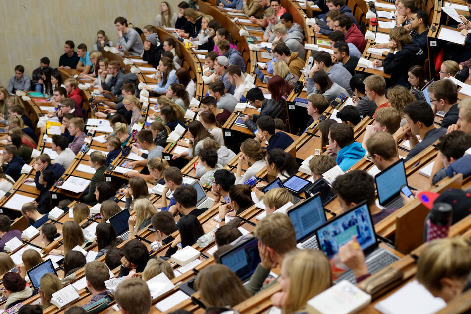 Studierende der Georg-August-Universität sitzen in Göttingen (Niedersachsen) in einem Hörsaal im Zentralen Hörsaalgebäude.