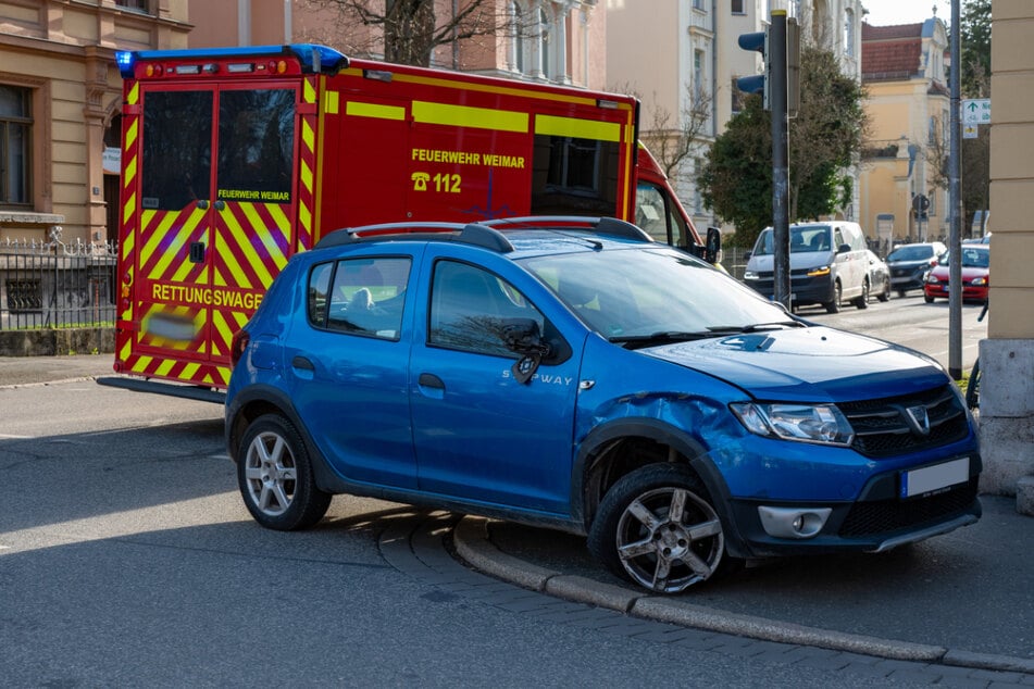 Der Dacia blieb demoliert auf dem Fußweg stehen.