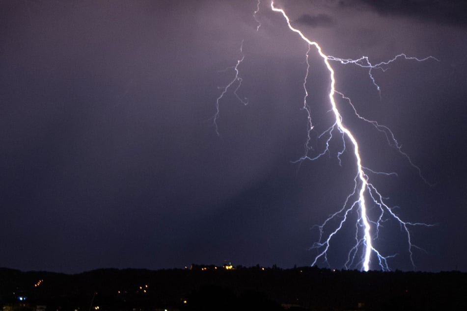 Heftige Gewitter rollen auf Sachsen zu – Unwettergefahr!