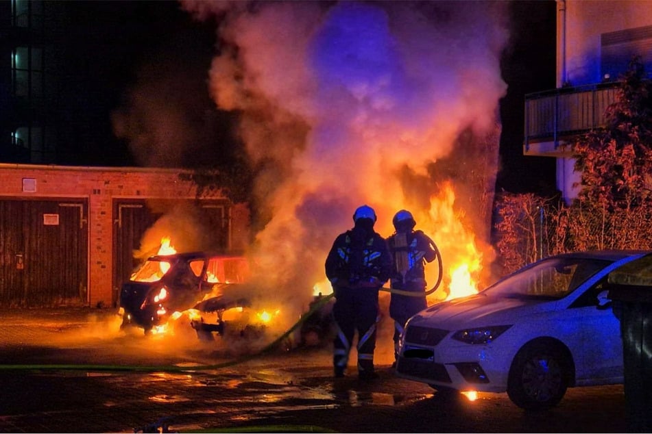 Beim Eintreffen der Einsatzkräfte standen die beiden Autos bereits in Vollbrand.
