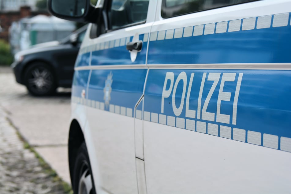 Ein junger Mann hat bei der Polizei nachgefragt, ob er gesucht wird. (Symbolbild)