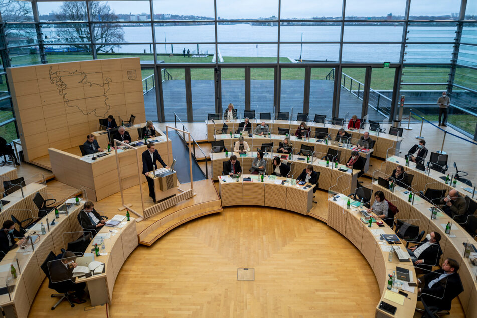 Die Abgeordneten des Landtags in Kiel debattieren über die neuen Corona-Regeln.