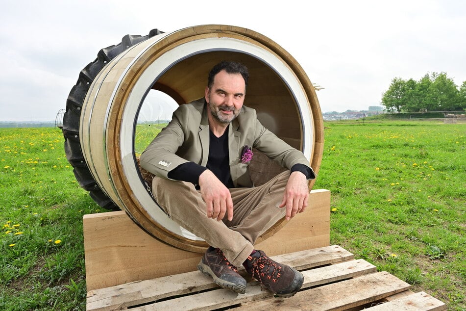 Wie Diogenes: Bert Bochmann (52) hat in der Tonne zum Träumen Platz genommen.