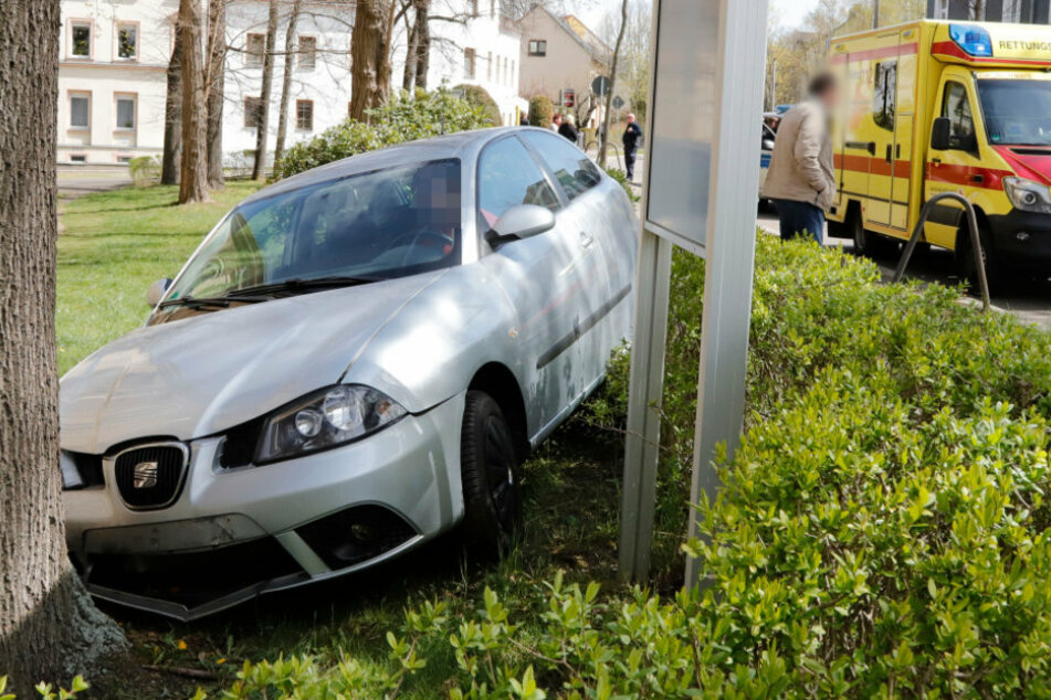 Chemnitz: Auto kracht durch Hecke und landet an Baum