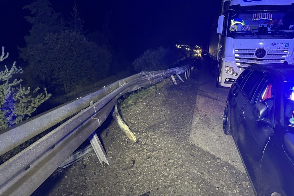 Der Wagen krachte mehrfach in die Leitplanke.