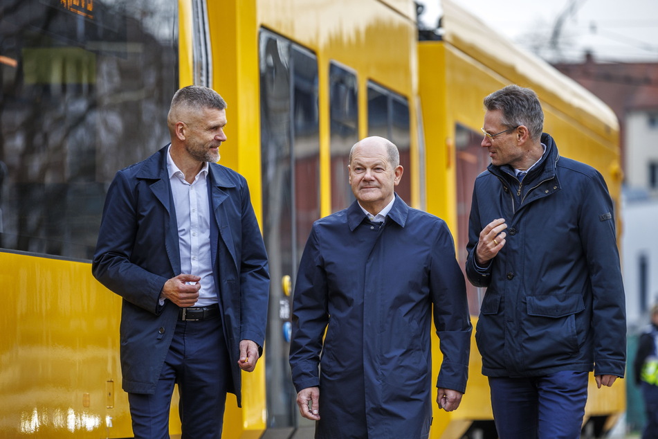 Bei den Dresdner Verkehrsbetrieben wurde der Kanzler von den DVB-Vorständen Andreas Hemmersbach und Lars Seiffert (l.) begrüßt. Erst danach ging's in den Fahrgastdialog.