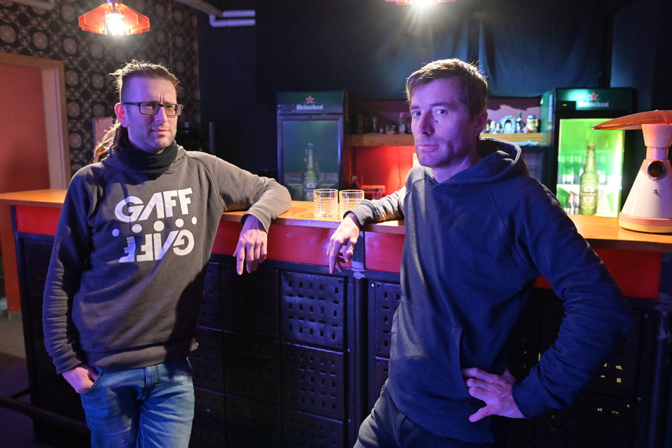 Kai Winkler (41, l.) setzt sich mit der Interessenvertretung "Hand in Hand" für die hiesige Clubszene ein. Dazu gehört auch das Atomino mit Geschäftsführer Randy Fischer (45).