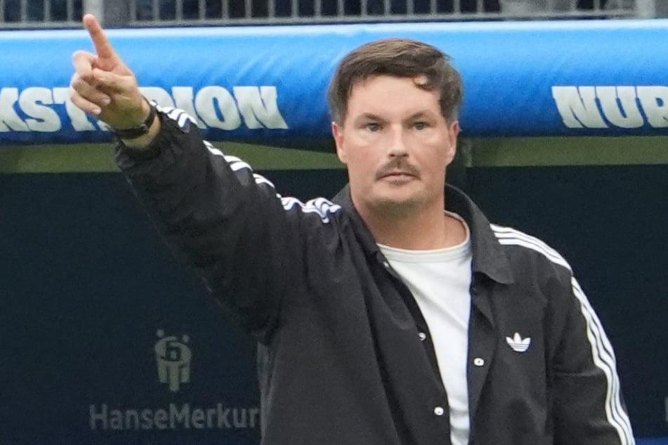 HSV-Coach Merlin Polzin (35) will mit seiner Mannschaft unbedingt die Klasse halten - laut einer Umfrage glaubt allerdings mehr als die Hälfte der Fans nicht daran.