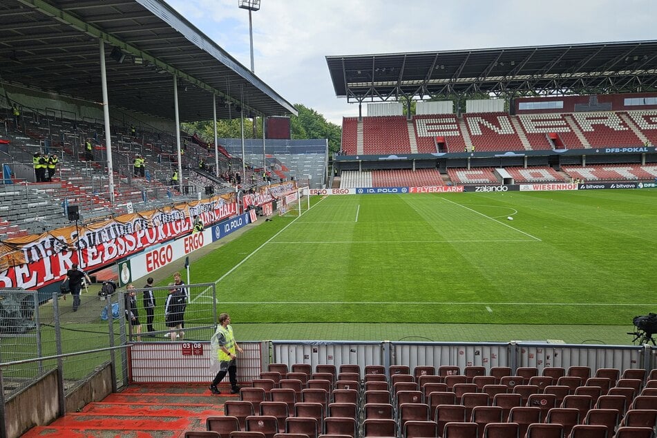 Noch ruht das Stadion. Der Rasen wurde durch den Regen noch einmal gut gewässert.