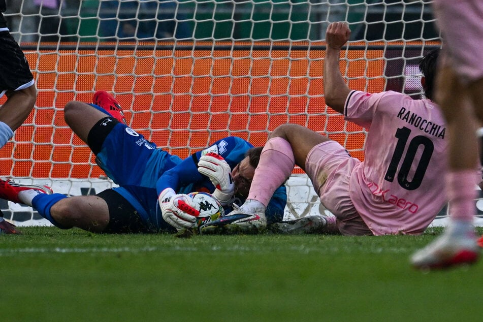 Bei diesem Zusammenprall im April 2026 brach sich Jonathan Klinsmann (29, l.) einen Halswirbel.