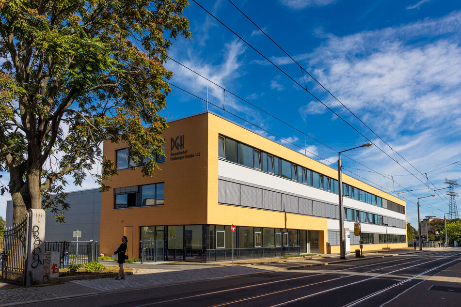 Im fröhlichen Orange blitzt das neue Gründer- und Gewerbezentrum nun an der Freiberger Straße 112 in Löbtau.