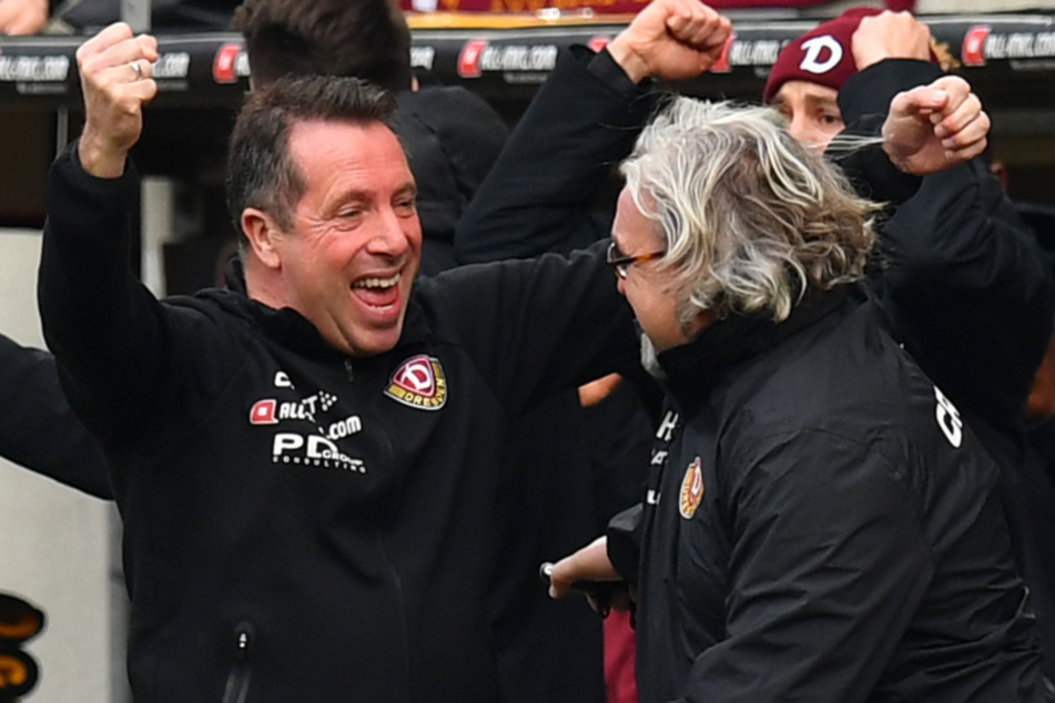 Mal wieder über einen Sieg jubeln wie gegen Aue: Markus Kauczinski (l.) und sein Co-Trainer Heiko Scholz.