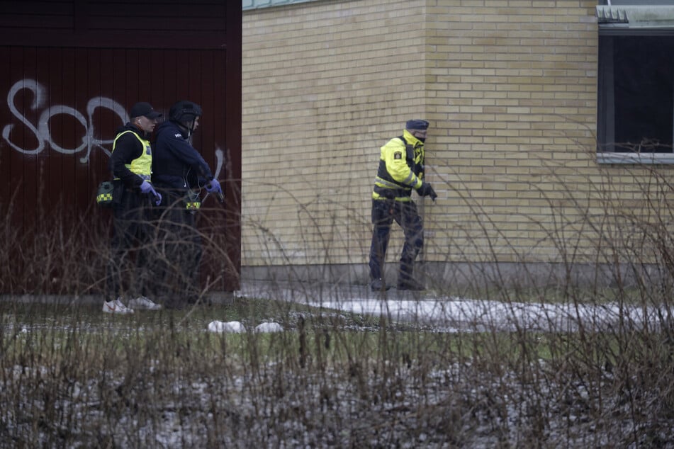 Die Einsatzkräfte der Polizei im Einsatz an der Risbergska-Schule. Bei einem Amoklauf wurden mindestens zehn Menschen getötet und wohl zahlreiche weitere verletzt.