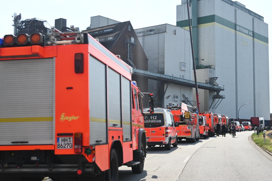 Hamburg: Flammen in Getreidesilo: Feuerwehr rund 15 Stunden im Einsatz