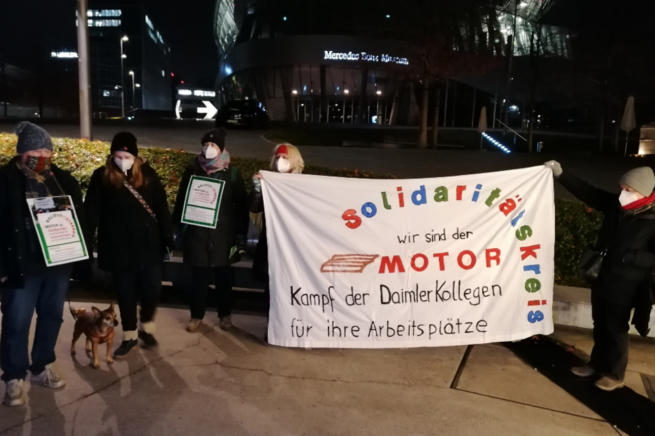 Am frühen Donnerstagmorgen protestieren Arbeiterinnen und Arbeiter vor dem Mercedes-Werk.