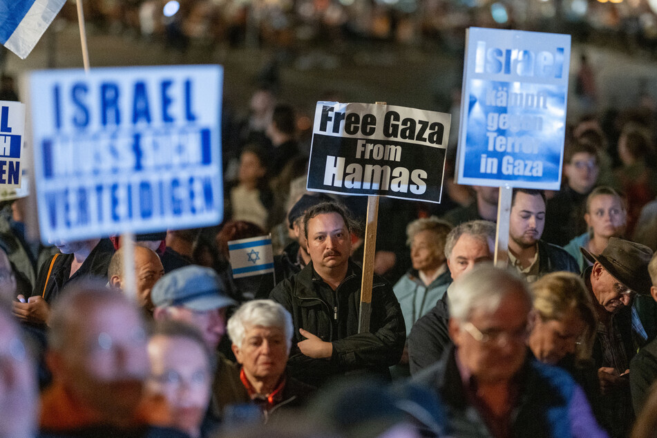 Mehrere Hundert Menschen beteiligen sich an einer pro-israelischen Solidaritätskundgebung auf dem Römerberg in Frankfurt.