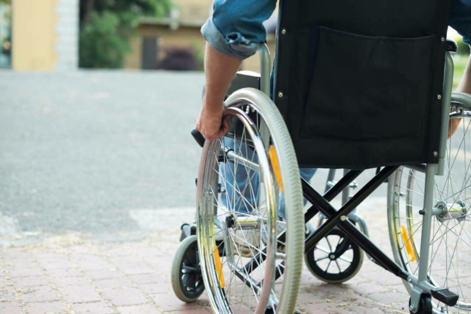 Menschen mit Behinderung können auch Anspruch auf Sozialhilfeleistungen zur Unterstützung eines Erholungsurlaubs haben, entschied das Bundessozialgericht in Kassel. (Symbolbild)