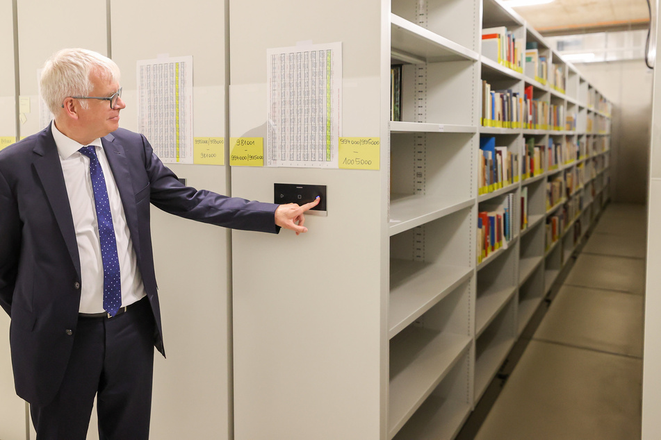 Finanzminister Hartmut Vorjohann (57, CDU) bezahlt für den Umbau der alten Aktienspinnerei zur TU-Zentralbibliothek rund 40 Millionen.