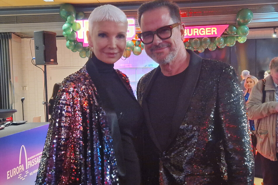 Alexander (60) und Britt Jolig (56) bei der Eröffnungsfeier von "HOB'S Hut of Burger" in Hamburg.