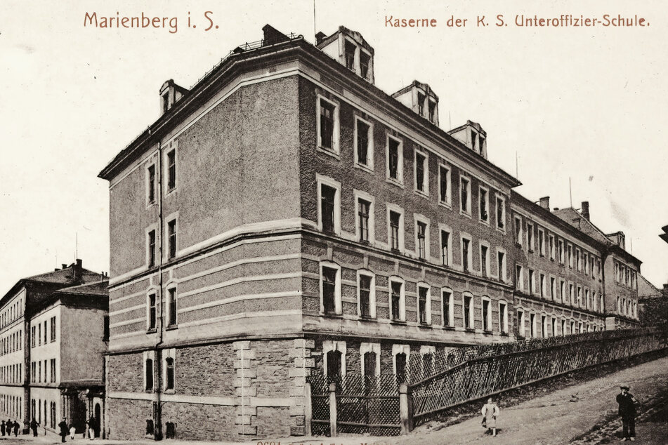 Die Königlich-Sächsische Unteroffizierschule im Postkartenformat. Die Aufnahme stammt aus dem Jahr 1908.