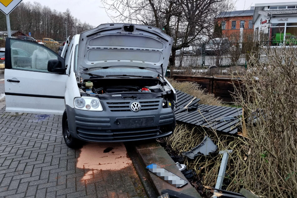Crash in Chemnitz: VW brettert Zaun um