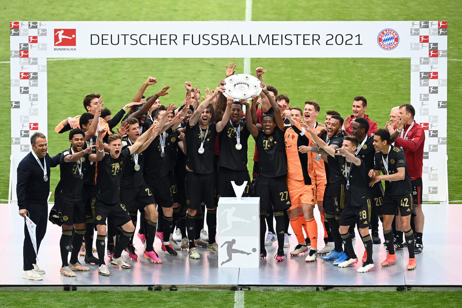 Ein Überreichen der Meisterschale nach dem letzten Heimspiel wird es für den FC Bayern in diesem Jahr nicht geben - selbst wenn man am vorletzten Spieltag Meister wird. (Archivbild)