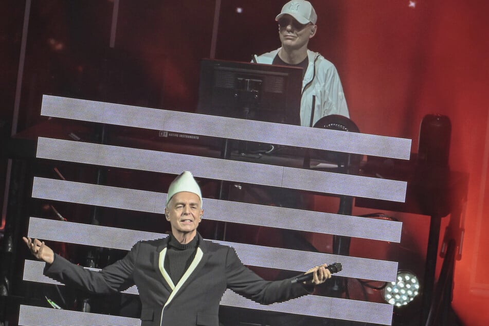 Die Pet Shop Boys Neil Tennant (72, v.) und Chris Lowe (66) im Juli beim Auftritt in der Berliner Waldbühne.