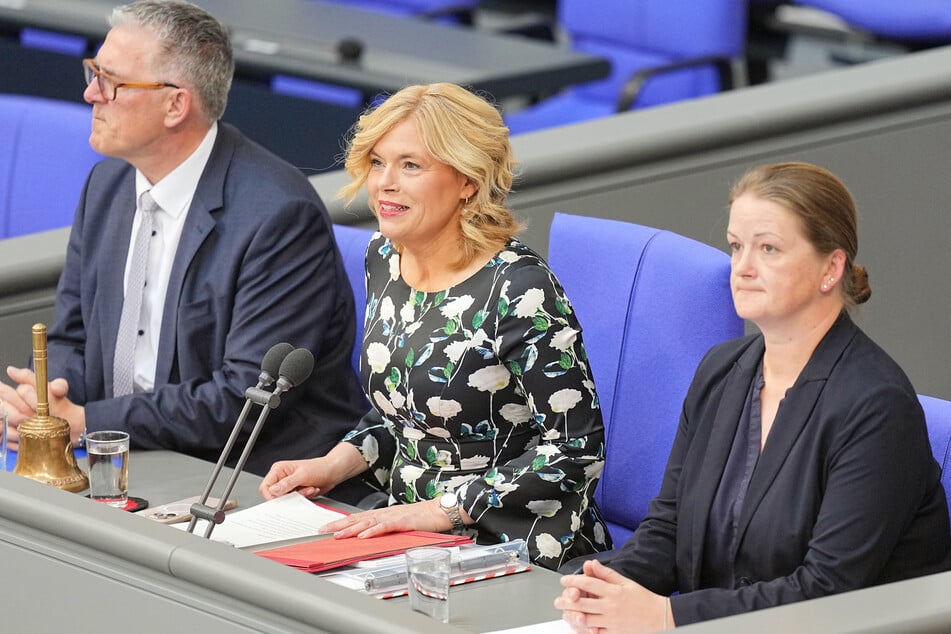 Bundestagspräsidentin Julia Klöckner (52, CDU, m.).