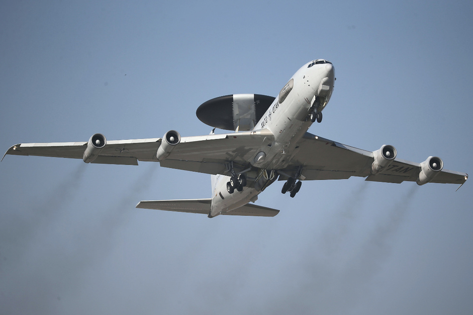 Das Aufklärungsflugzeug AWACS ist durch sein Radarsystem unverkennbar. (Archivbild)