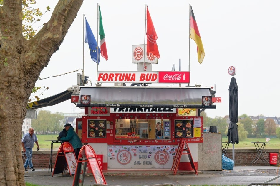 Das Fortuna-Büdchen steht in Düsseldorf direkt am Rheinufer und ist eine beliebte Anlaufstelle für Fußball-Fans.