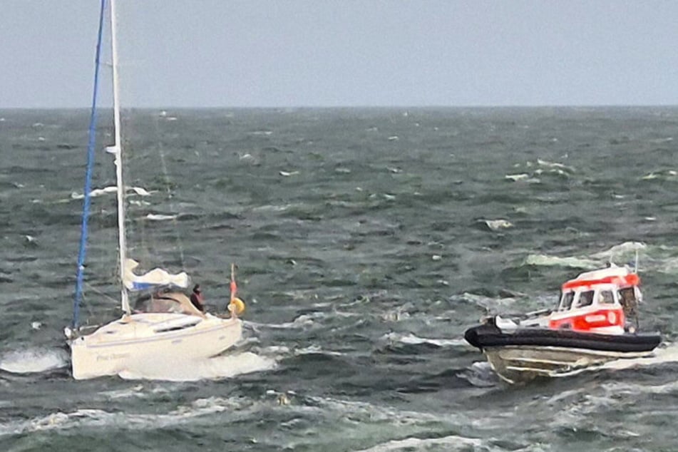 Bei starkem Wind und rund drei Meter hohen Wellen näherte sich das Tochterboot "VERENA" der Segelyacht.