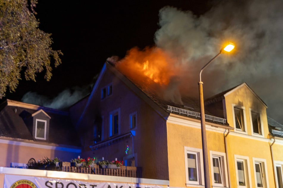 Die Flammen schlugen aus dem Dachgeschoss des Hauses in der Brander Straße.