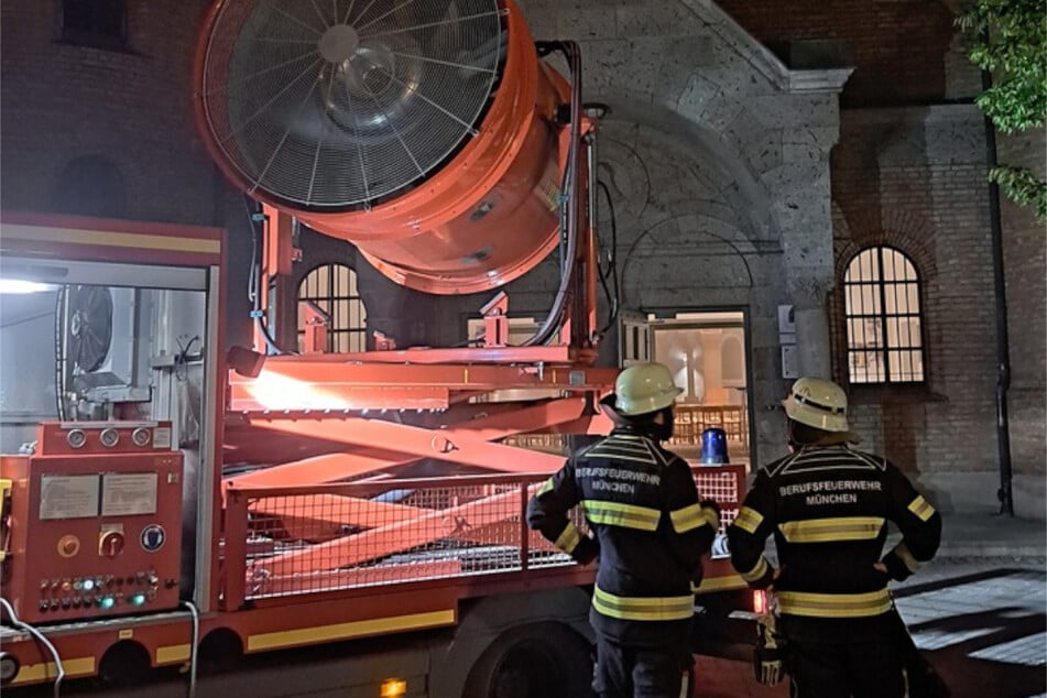 Mit einem Großlüfter musste die Kirche in der Preysingstraße vom Rauch befreit werden.