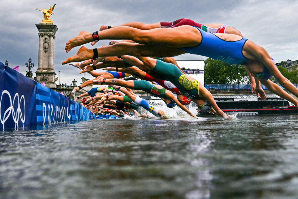 France and Britain dominated the podiums in the Olympics triathlon on Wednesday, which finally began in the Seine after days of suspense.