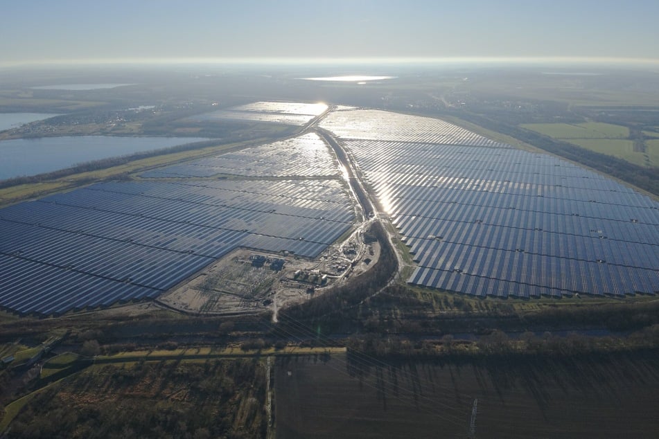 Nun sind zwei Bürgerentscheide über die Zukunft von zwei weiteren Energie-Projekten knapp gescheitert. Somit dürfen auch der "Green Power Park" und der "Energiepark Kleinzössen" südlich von Leipzig gebaut werden.