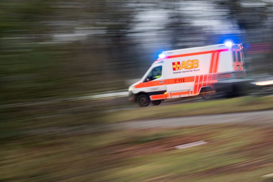 Frontalcrash: Motorradfahrer fährt in Gegenverkehr und stirbt