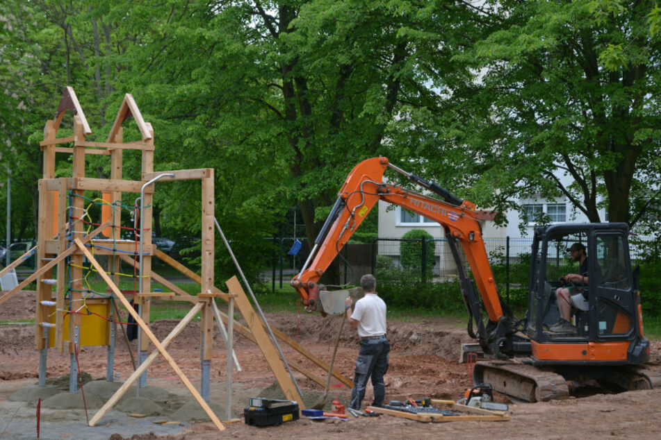 Die Aufbauarbeiten auf dem Spielplatz in der Straße Usti nad Labem laufen.
