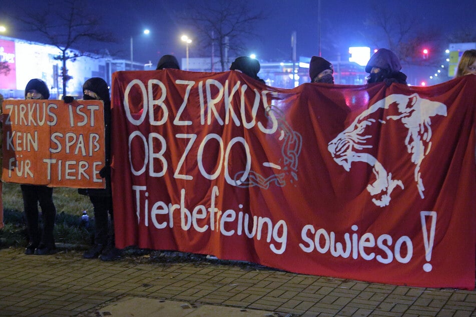 Nicht alle waren begeistert: Tierschützer protestierten vorm Zirkuszelt.