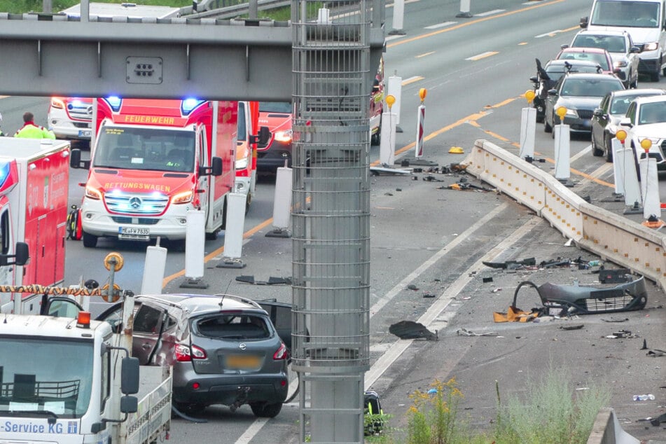 Einzelteile ihres Wagens flogen durch den Crash wild umher.