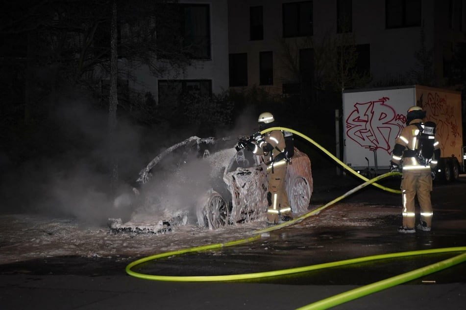 Ein Tesla brannte in Dahlem in der Nacht von Montag auf Dienstag.