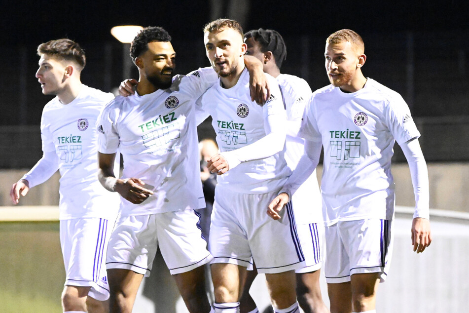 Three of the four TeBe goal scorers cheering: Benyas Solomon Junge-Abiol (22, right), Lirim Mema (24, center) and Fabrice Montcheu (23, 2nd from left) played a decisive role in the purple and white success.