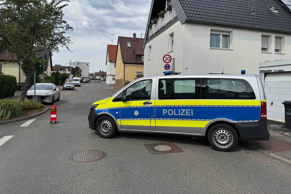 Die Polizei riegelte das Wohngebiet ab, nachdem ein 44-Jähriger wahllos auf Passanten und auch auf Beamte geschossen hat.