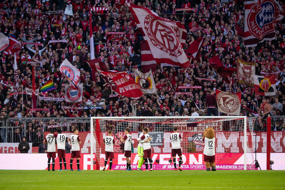 Volle Hütte in der Allianz Arena gegen den FC Augsburg Anfang März. Wann dürfen die Fans wieder ins Stadion?