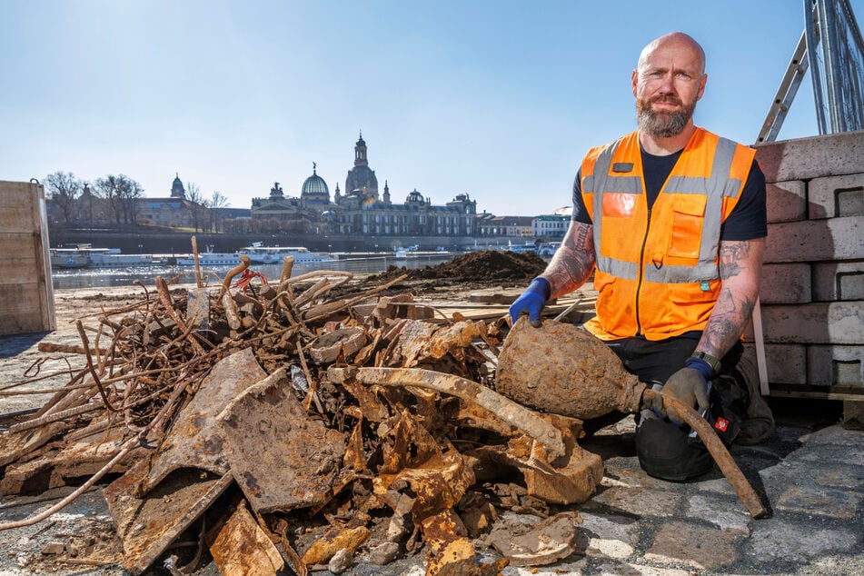 Räumstellenleiter Sebastian Liers (46) neben harmlosem Metallschrott, der bei den Sondierungsarbeiten aufgespürt wurde.