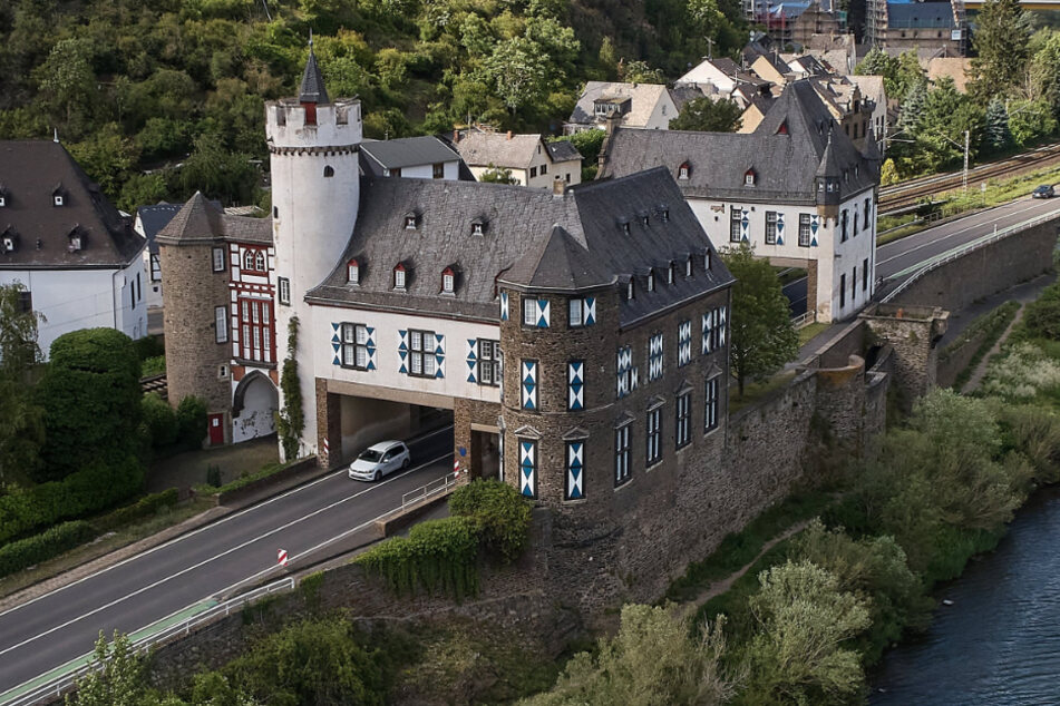 Frankfurt: Bausünde und zugleich kuriose Attraktion: Diese Bundesstraße durchquert ein Schloss!