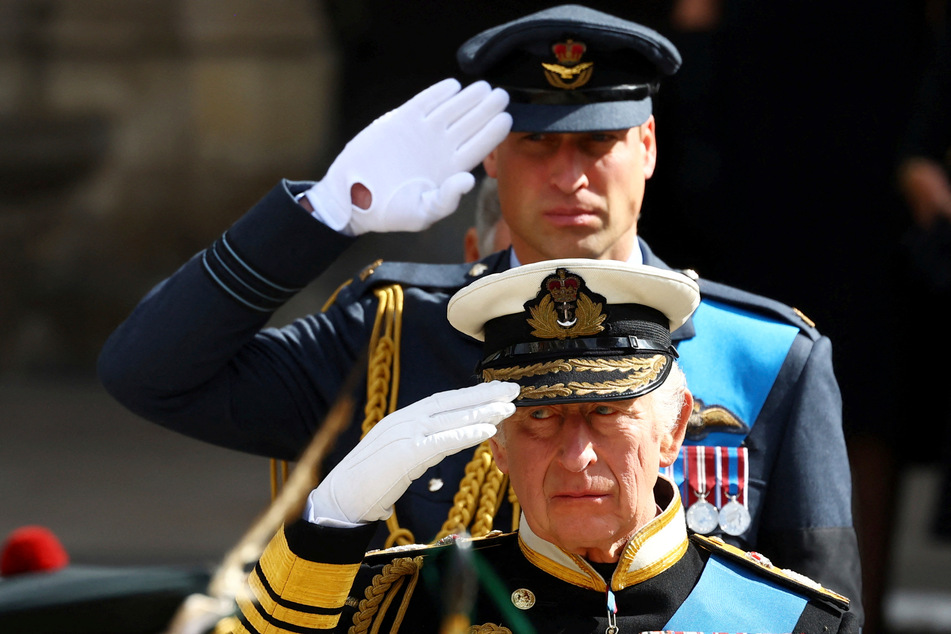 Durch die Krebserkrankung von König Charles (75, vorn) ist die Thronbesteigung für Prinz William (41) näher gerückt.