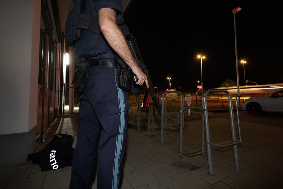 Ein Großaufgebot der Polizei hatte den Tatort in der Nacht gesichert.
