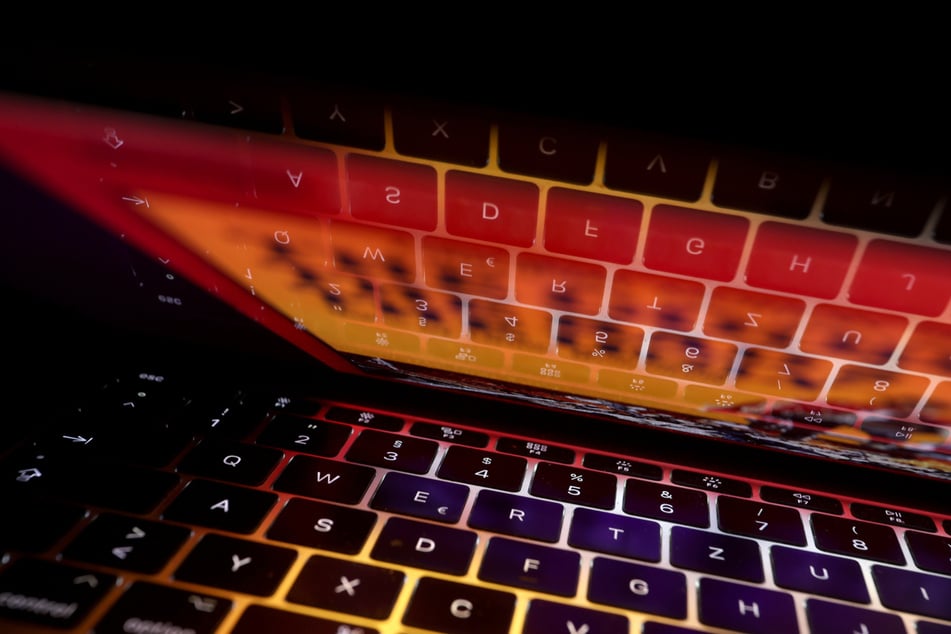 Den vier Verdächtigen wird vorgeworfen, Loblieder auf die Terrorvereinigung Islamischer Staat im Internet geteilt zu haben. (Symbolfoto)