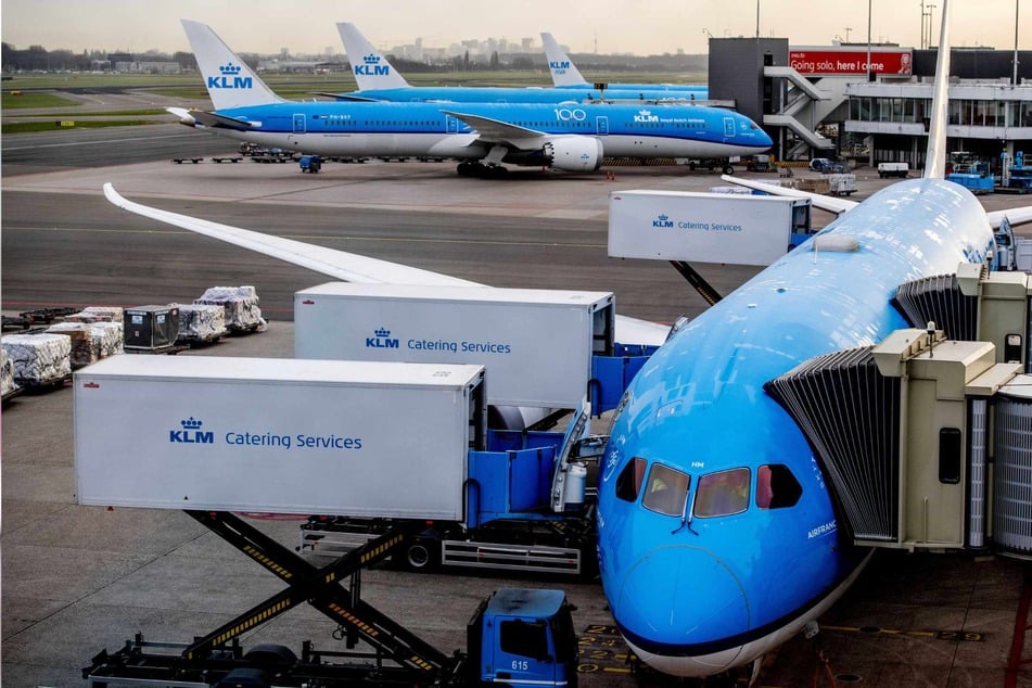 Tragödie am Airport! Mann fällt in Flugzeug-Triebwerk und stirbt